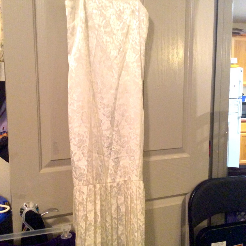 garden dress Nights in white satiny Brocade Tall Pleated bottom slvless NWOT vtg